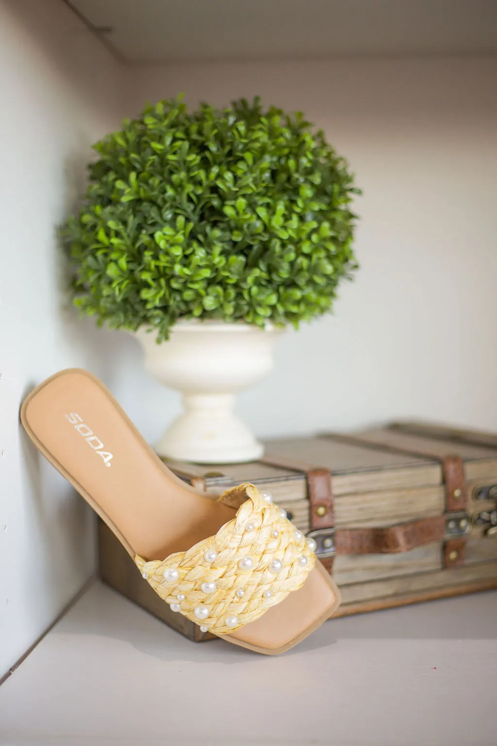 ENGINE- NATURAL RAFFIA PEARL SANDAL